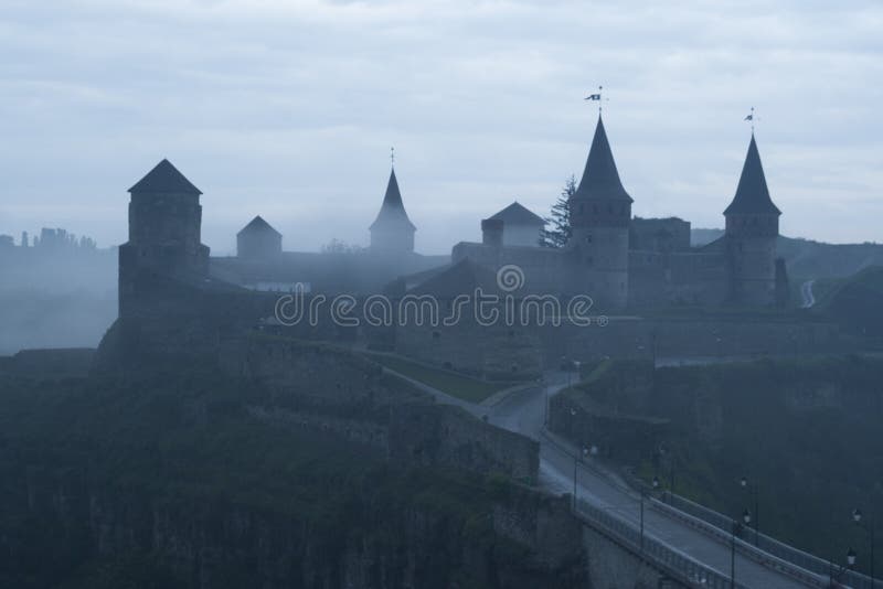 Fortaleza antiga Khotyn, região Ucrânia de Chernivtsi na névoa imagem de stock Fortaleza antiga Khotyn, região Ucrânia de Chernivtsi na névoa imagem de stock