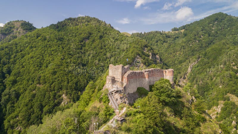 fortaleza-arruinada-de-poenari-na-montagem-cetatea-em-rom-nia-foto-de