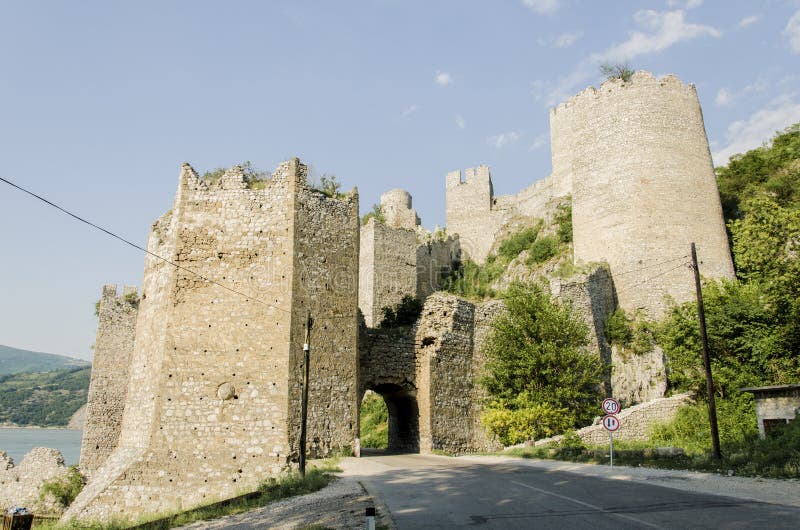 Fortaleza de Golubac en Serbia foto de archivo libre de regalías Fortaleza de Golubac en Serbia foto de archivo libre de regalías