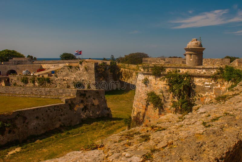 Premium Photo  View of the atlantic ocean from the fortress of san carlos  de la cabana in havana cuba