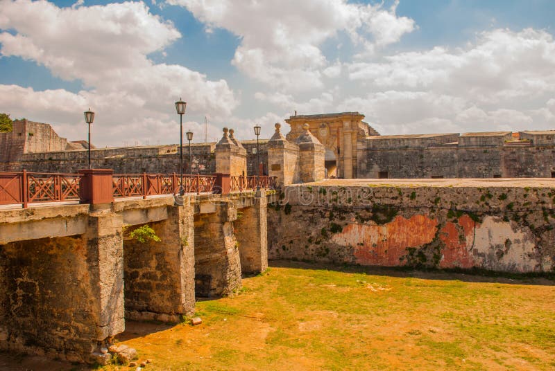 Premium Photo  View of the atlantic ocean from the fortress of san carlos  de la cabana in havana cuba