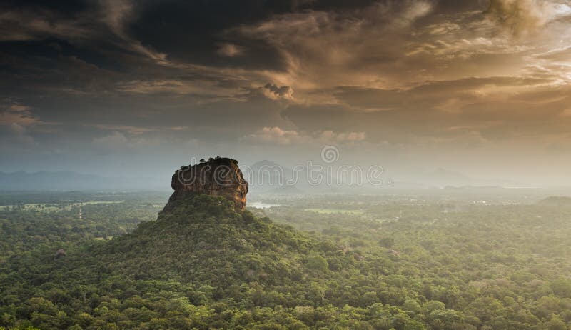 Fortaleza de Sigiriya Lion Rock, vista de Pidurangala, Sri Lanka fotografia de stock royalty free Fortaleza de Sigiriya Lion Rock, vista de Pidurangala, Sri Lanka fotografia de stock royalty free
