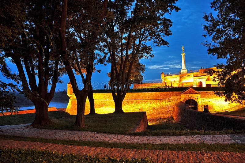 Fortaleza Kalemegdan en el amanecer imágenes de archivo libres de regalías Fortaleza Kalemegdan en el amanecer imágenes de archivo libres de regalías