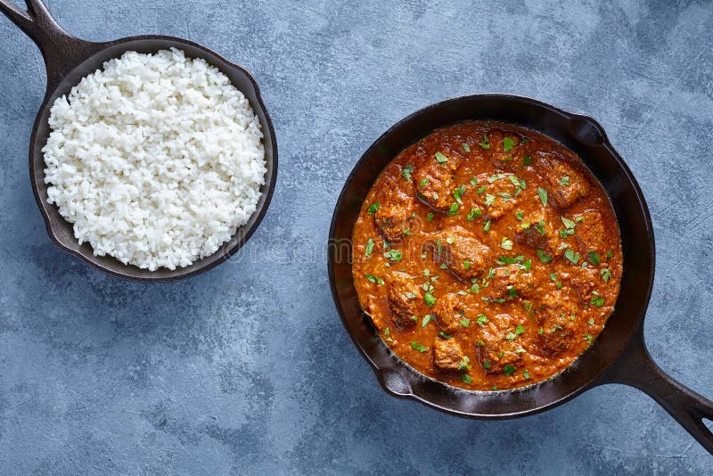 Fortalezca la comida picante del cordero del masala del garam de la salsa de Indian del cocinero lento del curry de Madras en cac imagenes de archivo Fortalezca la comida picante del cordero del masala del garam de la salsa de Indian del cocinero lento del curry de Madras en cac imagenes de archivo