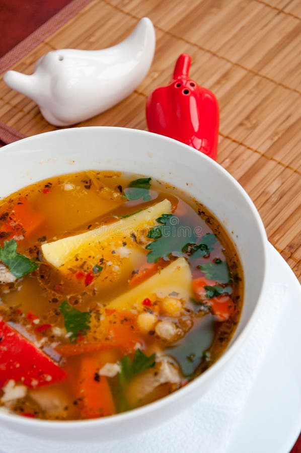 Fortalezca la sopa con las verduras en una placa blanca foto de archivo Fortalezca la sopa con las verduras en una placa blanca foto de archivo