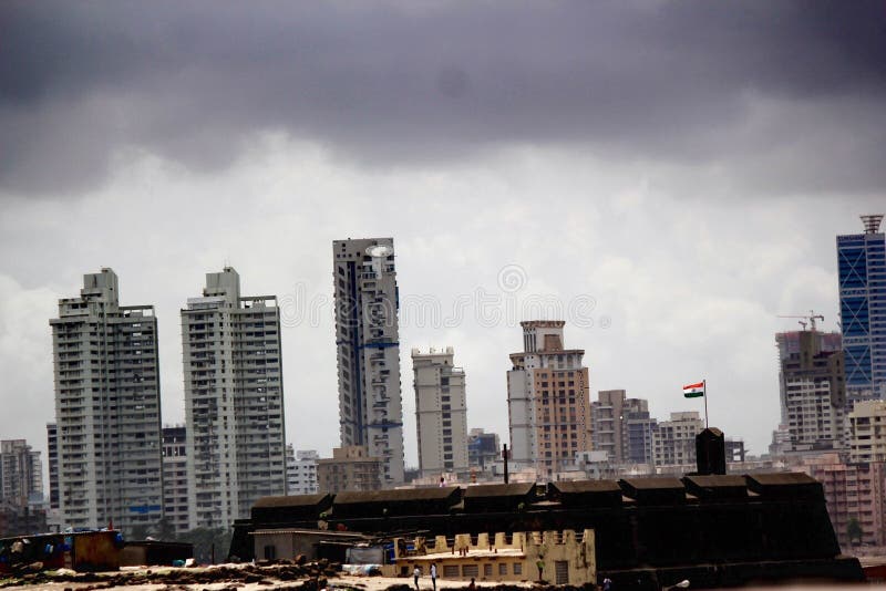 Forte de Worli com a skyline de Worli no fundo imagem de stock Forte de Worli com a skyline de Worli no fundo imagem de stock