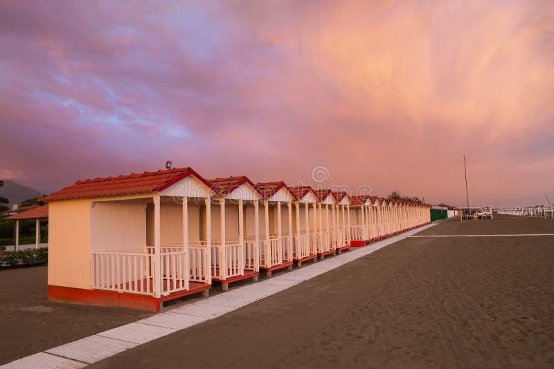 Forte dei Marmi plażowa kabina w purpurowym niebo zmierzchu fotografia stock Forte dei Marmi plażowa kabina w purpurowym niebo zmierzchu fotografia stock