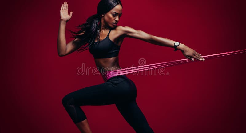 Forte donna che utilizza una banda di resistenza nella sua routine di esercizio