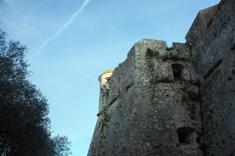Forte du mont Alb?n Torre da fortaleza famosa contra o c?u azul, agrad?vel, france fotografia de stock Forte du mont Alb?n Torre da fortaleza famosa contra o c?u azul, agrad?vel, france fotografia de stock