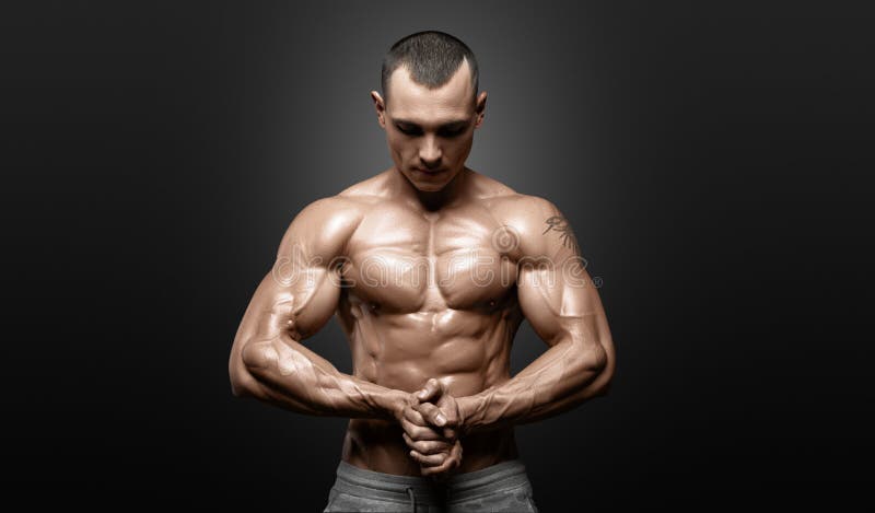 Forte modello atletico Torso di forma fisica dell'uomo che mostra l'ABS di addominali scolpiti immagine stock Forte modello atletico Torso di forma fisica dell'uomo che mostra l'ABS di addominali scolpiti immagine stock