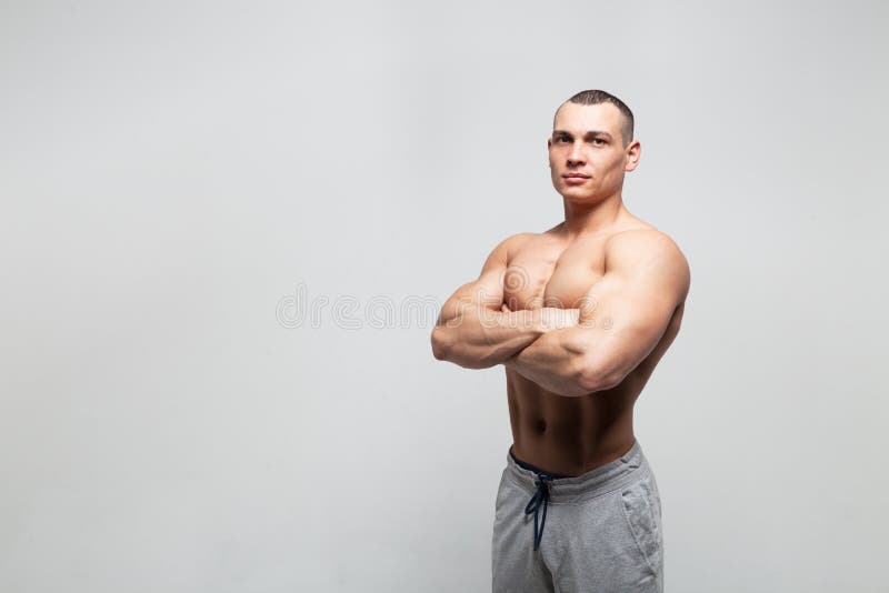 Forte uomo atletico bello fotografia stock libera da diritti Forte uomo atletico bello fotografia stock libera da diritti