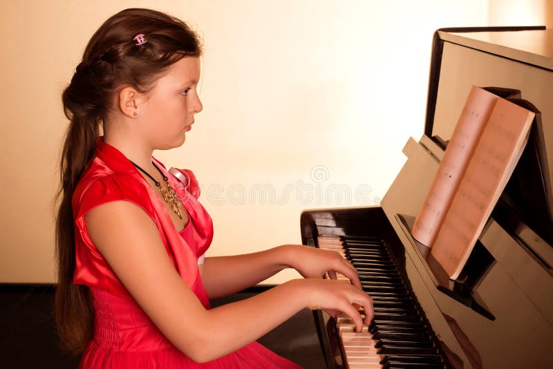 Fortepianowy gracz Fortepianowy gracz pianino gra dziewczynę zdjęcie royalty free Fortepianowy gracz Fortepianowy gracz pianino gra dziewczynę zdjęcie royalty free