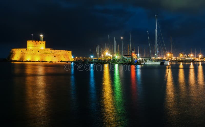 Forteresse de Saint-Nicolas le soir rhodes La Grèce image stock Forteresse de Saint-Nicolas le soir rhodes La Grèce image stock