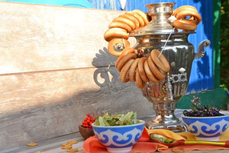 Fortfarande liv med traditionell rysk samovar med baglar och örtlind och blomning av sallat te royaltyfria bilder