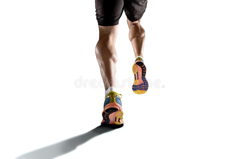 Forti gambe atletiche con il muscolo strappato del vitello di giovane funzionamento dell'uomo di sport isolato su fondo bianco immagine stock libera da diritti Forti gambe atletiche con il muscolo strappato del vitello di giovane funzionamento dell'uomo di sport isolato su fondo bianco immagine stock libera da diritti