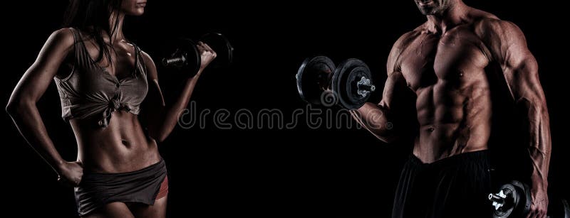 Forti giovani coppie che risolvono con i dumbbells Sparato in studio o immagini stock Forti giovani coppie che risolvono con i dumbbells Sparato in studio o immagini stock