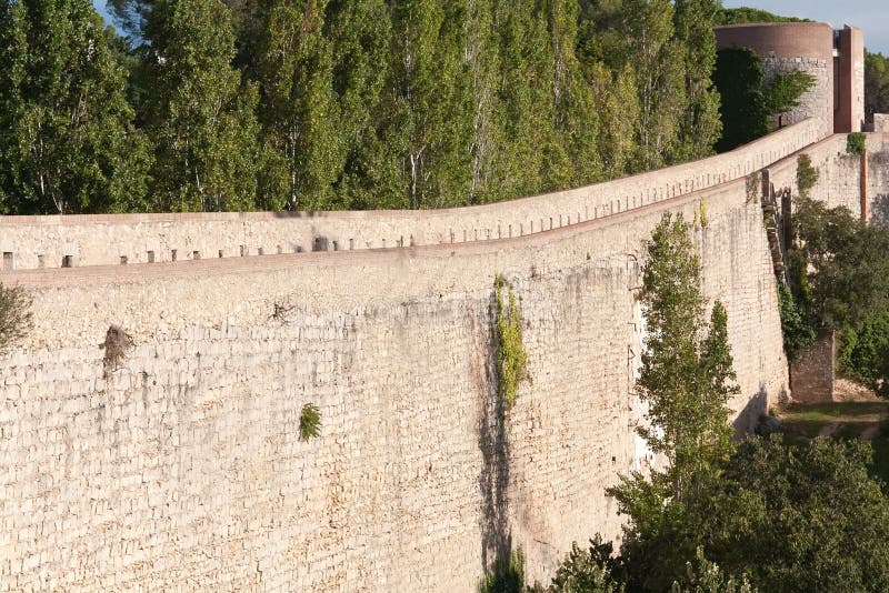 Fortification wall