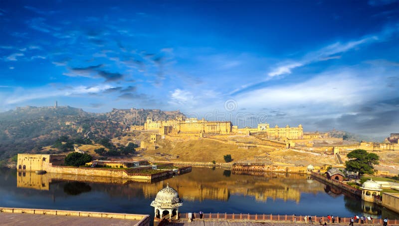Fortificazione ambrata dell'India Jaipur nel Ragiastan immagini stock Fortificazione ambrata dell'India Jaipur nel Ragiastan immagini stock