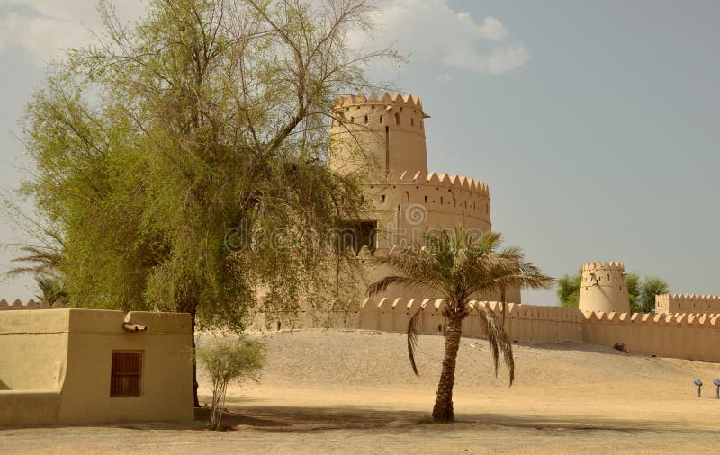 Fortificazione di Jahili nell'oasi di Al Ain, Emirati Arabi Uniti immagini stock Fortificazione di Jahili nell'oasi di Al Ain, Emirati Arabi Uniti immagini stock