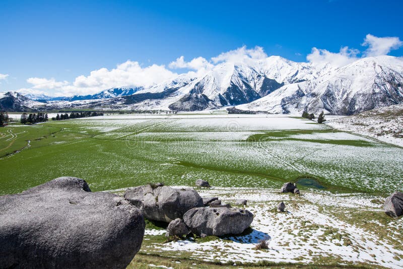 Fortifichi la collina nelle alpi del sud dell'inverno, Nuova Zelanda fotografia stock Fortifichi la collina nelle alpi del sud dell'inverno, Nuova Zelanda fotografia stock