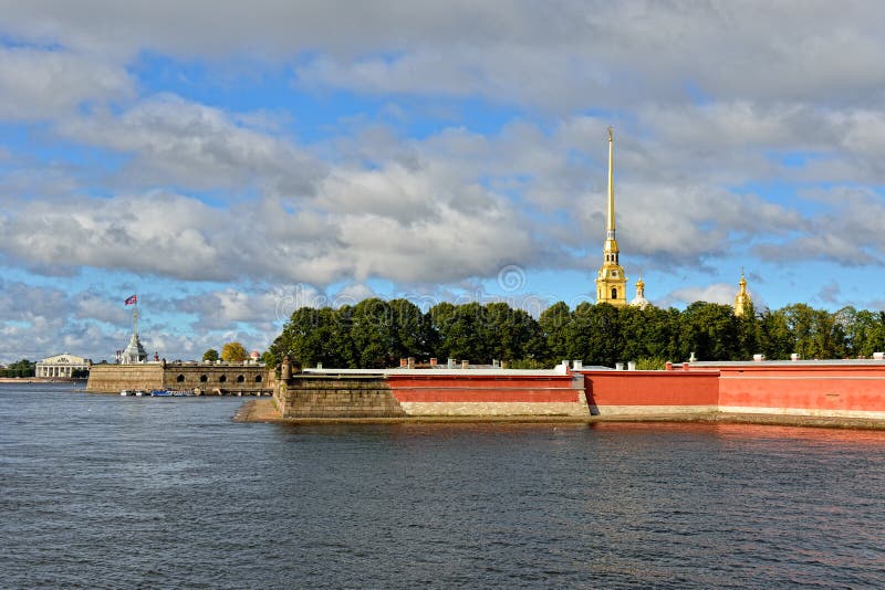 Fortness di St Peter e di Pavel e fiume Neva a St Petersburg, immagini stock Fortness di St Peter e di Pavel e fiume Neva a St Petersburg, immagini stock