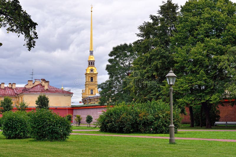 Fortness di St Peter e di Pavel ed il parco a St Petersburg, R fotografia stock libera da diritti Fortness di St Peter e di Pavel ed il parco a St Petersburg, R fotografia stock libera da diritti