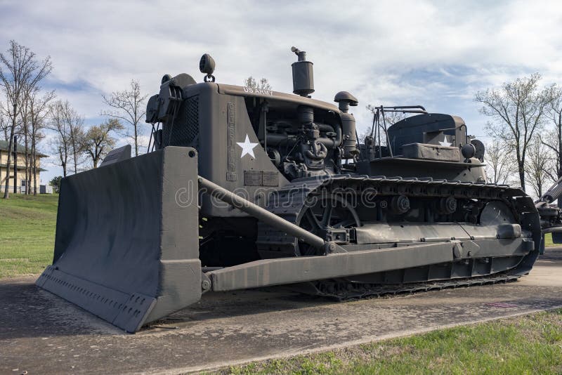 FORTU LEONARD drewno, MO-APRIL 29, 2018: Militarny Caterpillar D7 śpioszka ciągnik zdjęcia stock FORTU LEONARD drewno, MO-APRIL 29, 2018: Militarny Caterpillar D7 śpioszka ciągnik zdjęcia stock