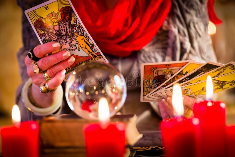Femmina Indovino o esoterico, Oracle, vede, in futuro, di giocare il suo tarocchi carte durante una Seduta spiritica per interpretare e rispondere alle domande.