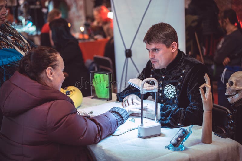 Forum-jakter sp?man som undrar bes?kare, 13 April 2019 Ryssland St Petersburg arkivfoton Forum-jakter sp?man som undrar bes?kare, 13 April 2019 Ryssland St Petersburg arkivfoton
