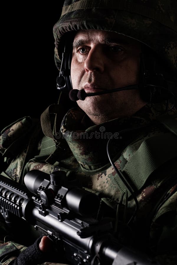 Forze speciali del soldato con il fucile su fondo scuro fotografia stock Forze speciali del soldato con il fucile su fondo scuro fotografia stock