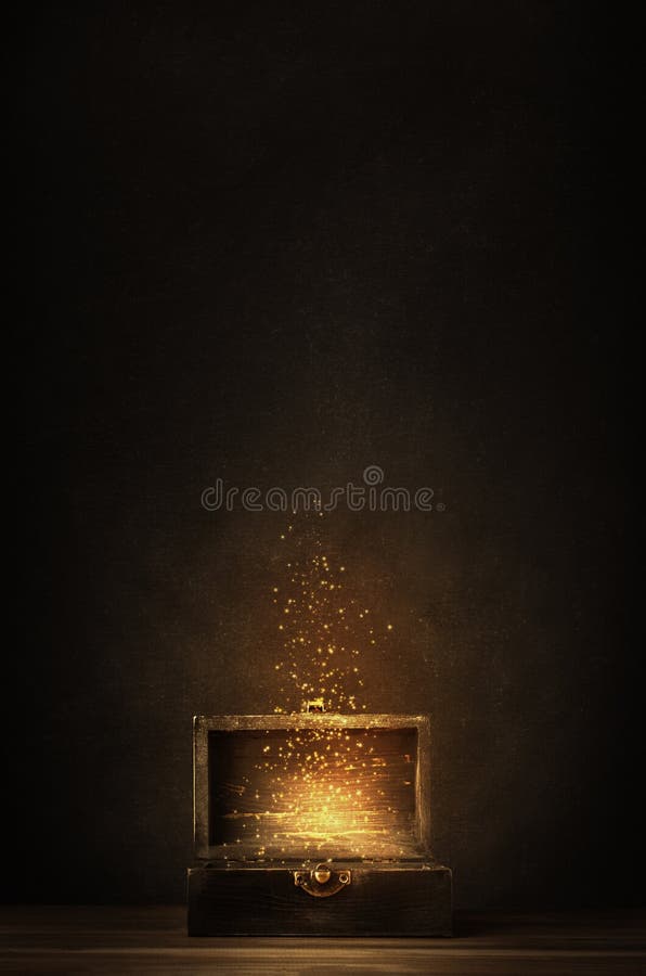 Forziere aperto che libera le scintille e le stelle d'ardore immagine stock libera da diritti Forziere aperto che libera le scintille e le stelle d'ardore immagine stock libera da diritti