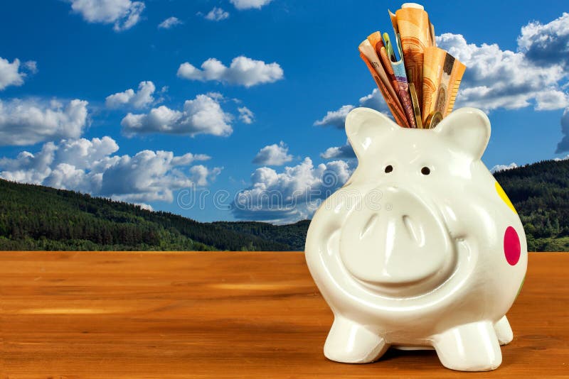 Forziere con le euro banconote Porcellino salvadanaio sui soldi di risparmio Il concetto di attività bancarie immagine stock Forziere con le euro banconote Porcellino salvadanaio sui soldi di risparmio Il concetto di attività bancarie immagine stock