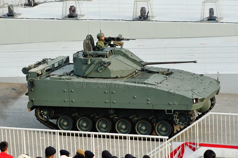 Forças armadas de Singapura (SAF) que indicam sua viatura de combate da infantaria de Bionix durante o ensaio 2013 da parada do di imagens de stock Forças armadas de Singapura (SAF) que indicam sua viatura de combate da infantaria de Bionix durante o ensaio 2013 da parada do di imagens de stock