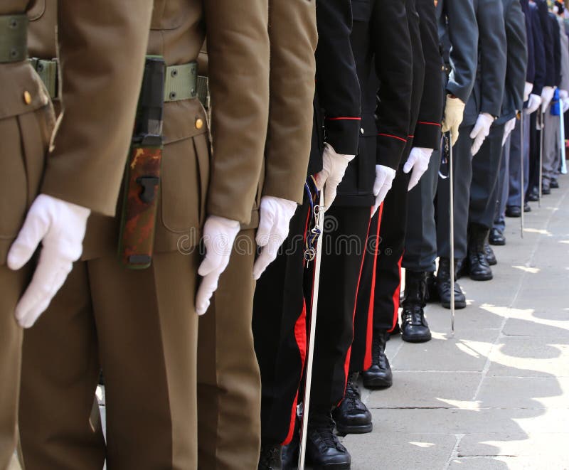 Forças armadas do italiano com tropas alpinas e a polícia durante o th fotos de stock Forças armadas do italiano com tropas alpinas e a polícia durante o th fotos de stock