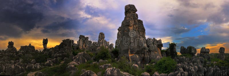 Shilin, Yunnan, China is located in the hinterland east plateau, is the essence of the world karst. Shilin Karst landscape in the main to hung, extraordinary and dangerous, Sau, quiet, Austria, open with the world's most unique karst (karst) landscape, to form a long history, the type of complete, large-scale, development of integrity, known as the best in the world wonders, modeling natural landform Museum, to the academic reputation in the world. Stone Forest was formed 2.7 billion years ago, the development by the long and complex geological evolution and palaeogeography of the changes taking place before the formation of the present-day geological remains extremely valuable. Shilin, Yunnan, China is located in the hinterland east plateau, is the essence of the world karst. Shilin Karst landscape in the main to hung, extraordinary and dangerous, Sau, quiet, Austria, open with the world's most unique karst (karst) landscape, to form a long history, the type of complete, large-scale, development of integrity, known as the best in the world wonders, modeling natural landform Museum, to the academic reputation in the world. Stone Forest was formed 2.7 billion years ago, the development by the long and complex geological evolution and palaeogeography of the changes taking place before the formation of the present-day geological remains extremely valuable.