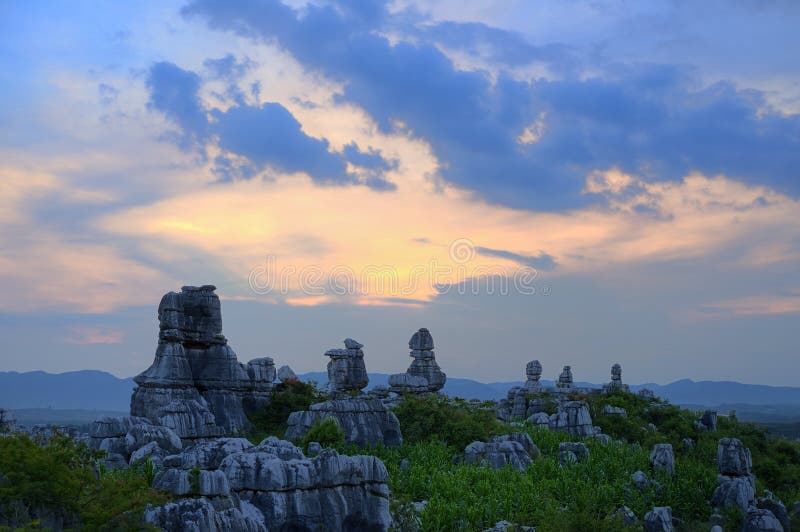 Shilin, Yunnan, China is located in the hinterland east plateau, is the essence of the world karst. Shilin Karst landscape in the main to hung, extraordinary and dangerous, Sau, quiet, Austria, open with the world's most unique karst (karst) landscape, to form a long history, the type of complete, large-scale, development of integrity, known as the best in the world wonders, modeling natural landform Museum, to the academic reputation in the world was formed 2.7 billion years ago, the development by the long and complex geological evolution and palaeogeography of the changes taking place before the formation of the present-day geological remains extremely valuable. Shilin, Yunnan, China is located in the hinterland east plateau, is the essence of the world karst. Shilin Karst landscape in the main to hung, extraordinary and dangerous, Sau, quiet, Austria, open with the world's most unique karst (karst) landscape, to form a long history, the type of complete, large-scale, development of integrity, known as the best in the world wonders, modeling natural landform Museum, to the academic reputation in the world was formed 2.7 billion years ago, the development by the long and complex geological evolution and palaeogeography of the changes taking place before the formation of the present-day geological remains extremely valuable.