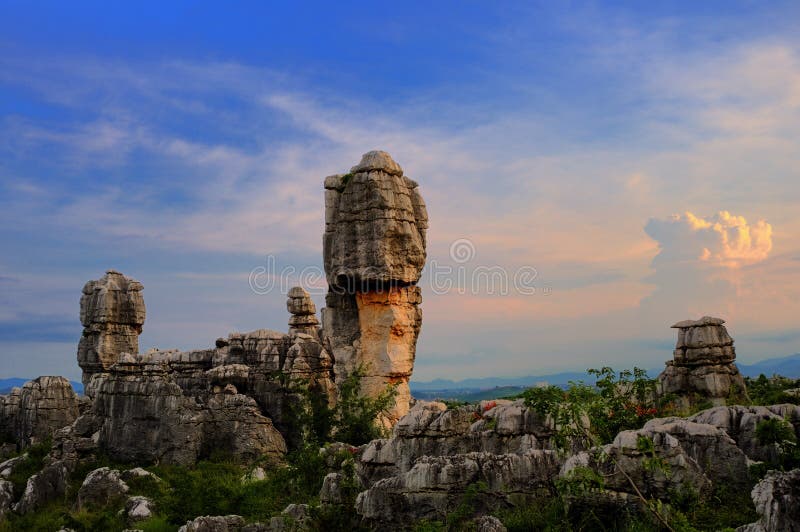 Shilin, Yunnan, China is located in the hinterland east plateau, is the essence of the world karst. Shilin Karst landscape in the main to hung, extraordinary and dangerous, Sau, quiet, Austria, open with the world's most unique karst (karst) landscape, to form a long history, the type of complete, large-scale, development of integrity, known as the best in the world wonders, modeling natural landform Museum, to the academic reputation in the world was formed 2.7 billion years ago, the development by the long and complex geological evolution and palaeogeography of the changes taking place before the formation of the present-day geological remains extremely valuable. Shilin, Yunnan, China is located in the hinterland east plateau, is the essence of the world karst. Shilin Karst landscape in the main to hung, extraordinary and dangerous, Sau, quiet, Austria, open with the world's most unique karst (karst) landscape, to form a long history, the type of complete, large-scale, development of integrity, known as the best in the world wonders, modeling natural landform Museum, to the academic reputation in the world was formed 2.7 billion years ago, the development by the long and complex geological evolution and palaeogeography of the changes taking place before the formation of the present-day geological remains extremely valuable.