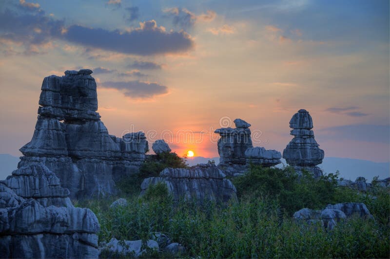 Shilin, Yunnan, China is located in the hinterland east plateau, is the essence of the world karst. Shilin Karst landscape in the main to hung, extraordinary and dangerous, Sau, quiet, Austria, open with the world's most unique karst (karst) landscape, to form a long history, the type of complete, large-scale, development of integrity, known as the best in the world wonders, modeling natural landform Museum, to the academic reputation in the world was formed 2.7 billion years ago, the development by the long and complex geological evolution and palaeogeography of the changes taking place before the formation of the present-day geological remains extremely valuable. Shilin, Yunnan, China is located in the hinterland east plateau, is the essence of the world karst. Shilin Karst landscape in the main to hung, extraordinary and dangerous, Sau, quiet, Austria, open with the world's most unique karst (karst) landscape, to form a long history, the type of complete, large-scale, development of integrity, known as the best in the world wonders, modeling natural landform Museum, to the academic reputation in the world was formed 2.7 billion years ago, the development by the long and complex geological evolution and palaeogeography of the changes taking place before the formation of the present-day geological remains extremely valuable.