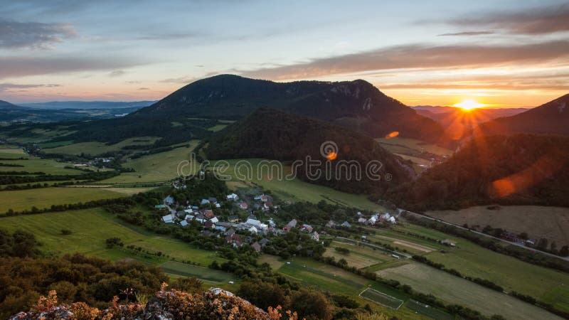 Forêt - montagne au laps de temps de coucher du soleil