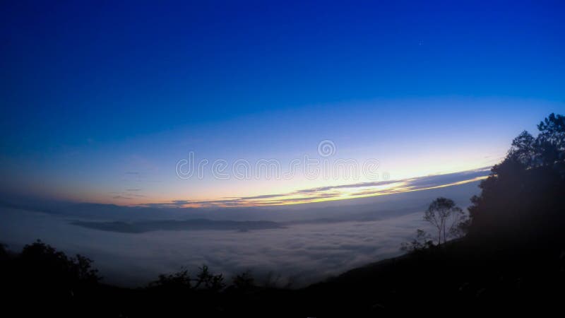 Foschia blu superiore di bella vista della nuvola della natura della montagna di paesaggio di alba del fondo della foresta della immagine stock Foschia blu superiore di bella vista della nuvola della natura della montagna di paesaggio di alba del fondo della foresta della immagine stock