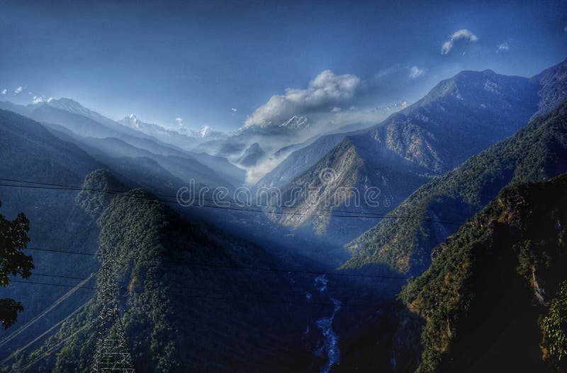 Foschia e montagne immagine stock libera da diritti
