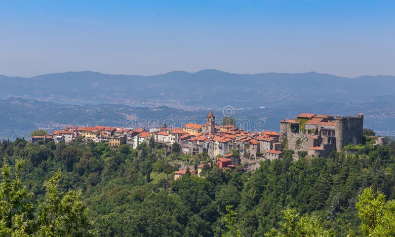Fosdinovo-Dorf in Panorama Italiens Toskana