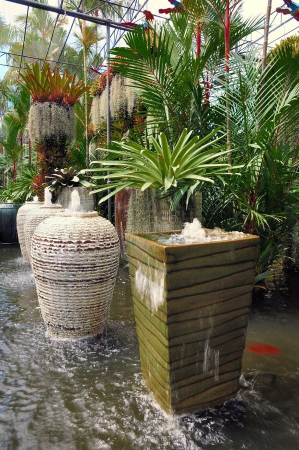 Fossa dell'acqua con i POT di terracotta fotografie stock libere da diritti Fossa dell'acqua con i POT di terracotta fotografie stock libere da diritti