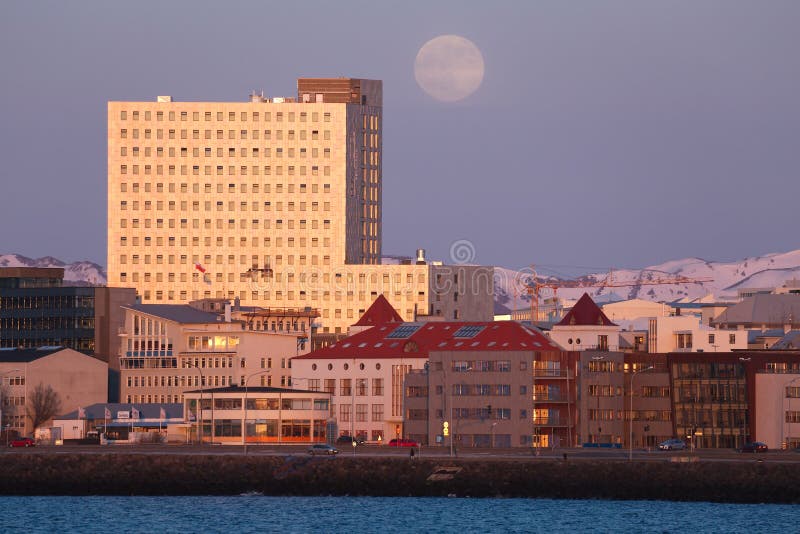Fosshotel Ρέικιαβικ Ισλανδία στο ηλιοβασίλεμα στοκ φωτογραφία με δικαίωμα ελεύθερης χρήσης Fosshotel Ρέικιαβικ Ισλανδία στο ηλιοβασίλεμα στοκ φωτογραφία με δικαίωμα ελεύθερης χρήσης