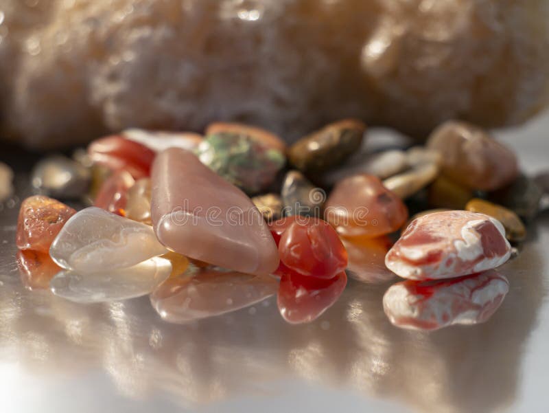 Fossilos de quartzo transparente e coral e carneol. tesouro natural.