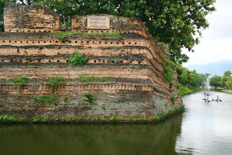 Fosso de Chiangmai e parede antiga, Tailândia