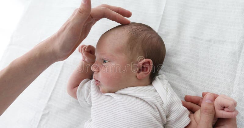 Fostra att slå barnet för att känna fontanelen