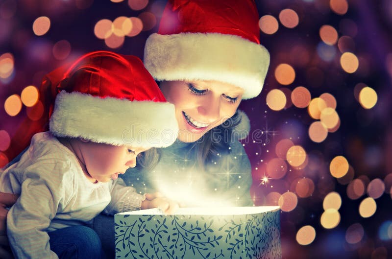 Fostrar behandla som ett barn den magiska gåvaasken för jul och en lycklig familj och arkivfoton