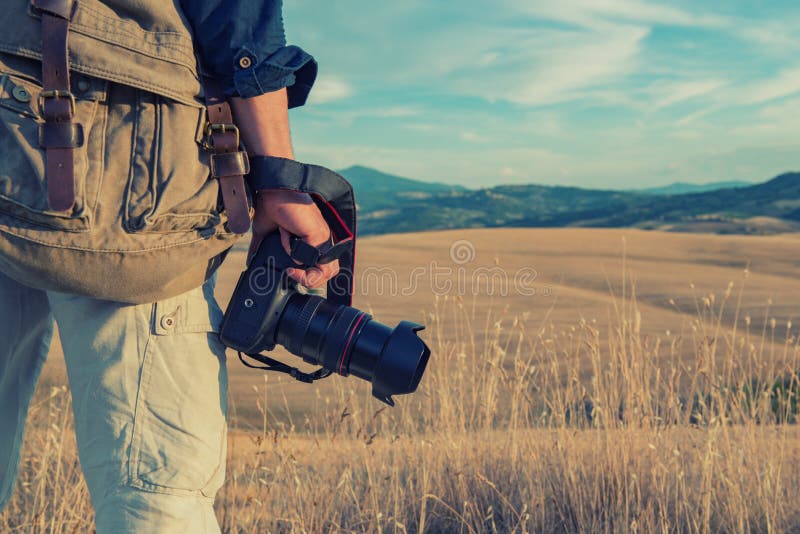 Hombre Fotógrafo Profesional Con Cámara Digital Toma Fotos Al Aire Libre. Cámara  Fotográfica En Manos Masculinas. Fotógrafo De Des Imagen de archivo -  Imagen de existencias, arte: 209087527