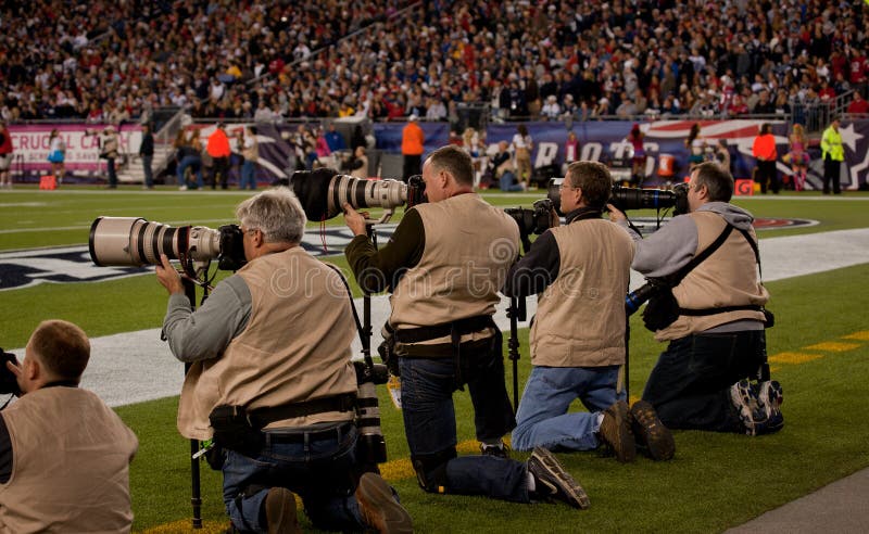 Fotógrafos en el campo fotografía editorial. Imagen de juego ...